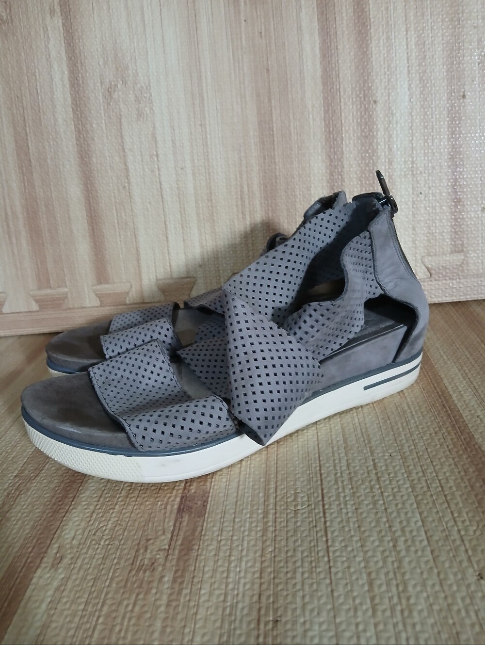 Eileen Fisher Sandals Shoes Womens Size 8.5 Gray Strappy Wedge Perforated Zip
